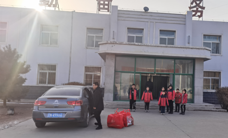 愛心幫扶貧困生，冰河助學暖人心